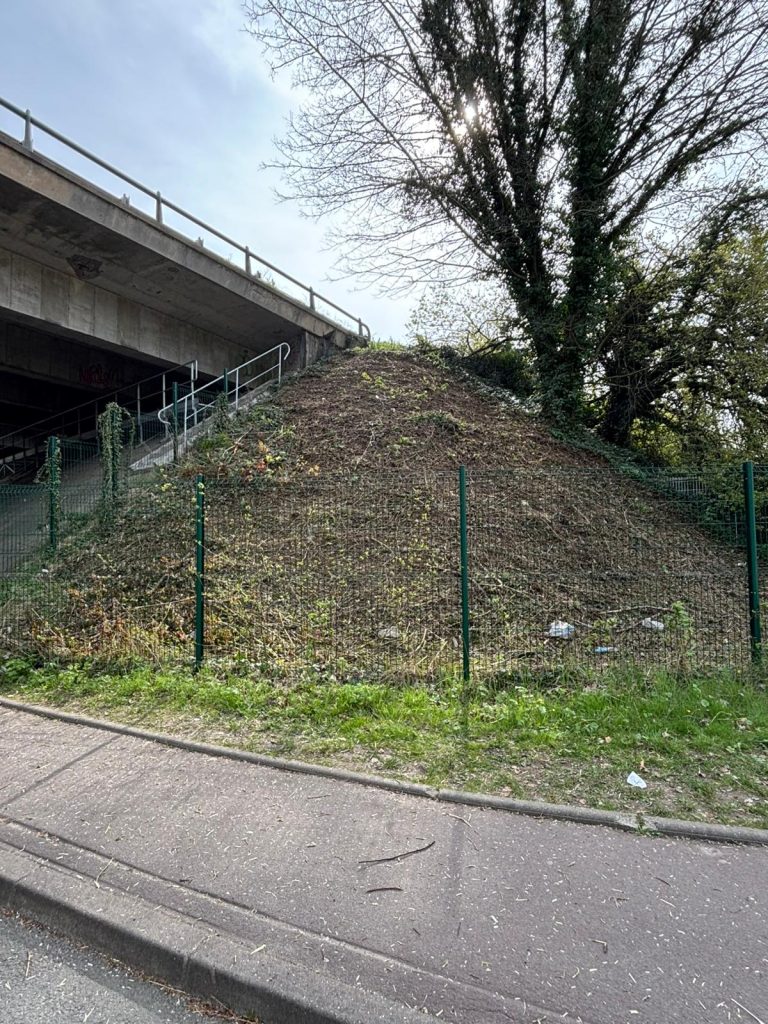 Talus autoroutier de l'A22 entièrement débroussaillé sous l'ouvrage d'art, clôture et escalier de service dégagés