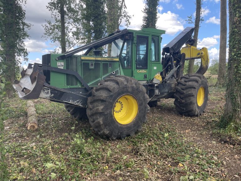 Exploitation de peupleraie : débusqueur John Deere 648H des ETS Delestrez entre les rangs de peupliers, grume au sol